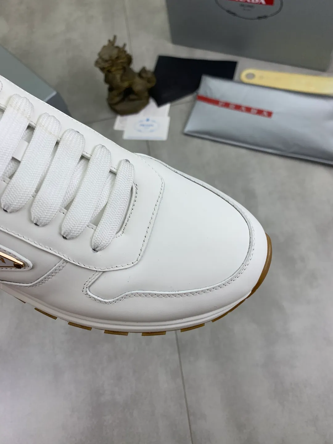 Men's shoes 💰P540 new (higher version) new PRADA (Prada) classic models are on the market at the same time, new men's shoes, 😘fabrics are selected from original imported calfskin. First layer of imported cowhide lining. The original version is awesome! 👍🏿Original open-molded non-slip PU outsole, with exquisite lines, simple and elegant, super comfortable and classy on foot, suitable for leisure travel. Code number: 38-45 (46 customized) 4️⃣ colors available